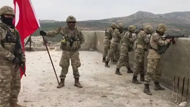 Türk bayrağını Raco'ya mehter marşı eşliğinde diktiler