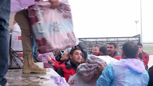 Türk Kızılayı Azez'de yardım dağıttı