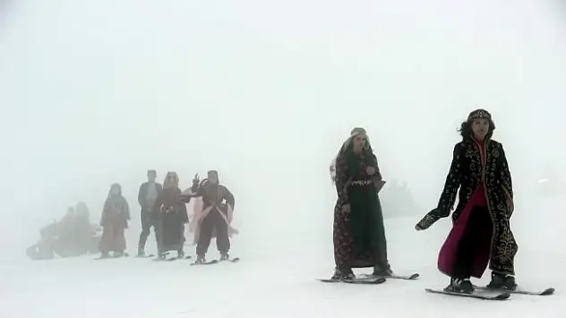 Türkiye'de ilk kayaklı defile Erciyes'te yapıldı
