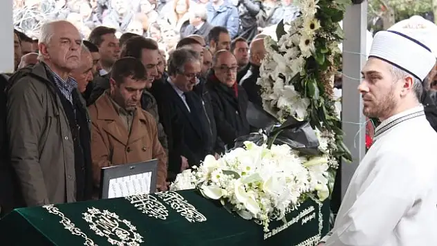 Uçak kazasında hayatını kaybeden iki arkadaş son yolculuklarına uğurlandı