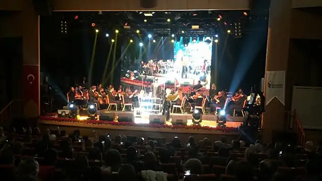 Ünlü sanatçılar Kayahan için sahne aldı