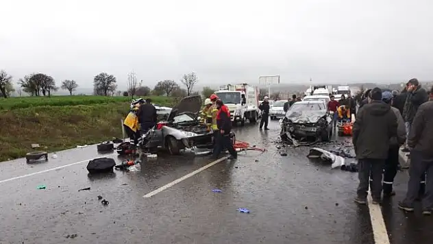 Uşak'ta zincirleme trafik kazası: 3 ölü, 3 yaralı