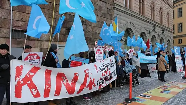 Uygurlardan İsveç Parlamentosu önünde Çin protestosu