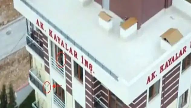 Uyuşturucu paketlerinden balkondan atarken yakalandı