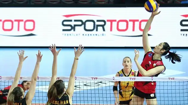 VakıfBank final için avantaj elde etti