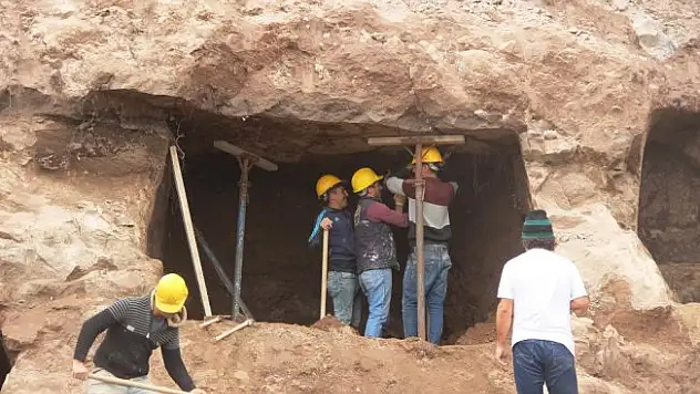 Villa inşaatında kaya mezarları bulundu