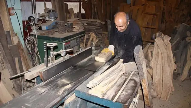 Yakılacak odunları sanat eserine dönüştürüyor