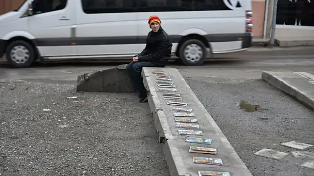 Yakılsın diye verilen kitapları satarak harçlığını çıkartıyor