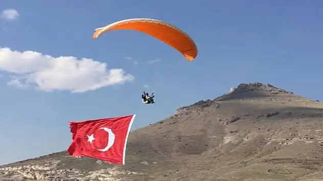 Yamaç paraşütüyle açılan en büyük bayrak