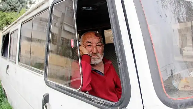 Yaşlı adamın minibüste yaşam mücadelesi