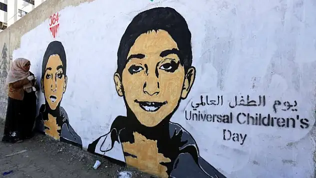 Yemenli sanatçı savaş kurbanlarını duvarlara resmediyor