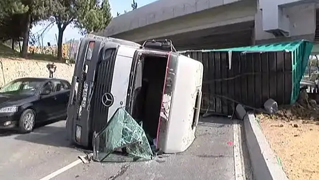 Yeşilköy'de vinç yüklü kamyon üst geçide çarptı: 1 yaralı