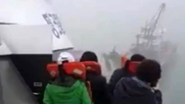 Yolcu gemisi kayalıklara çarptı: 6 yaralı