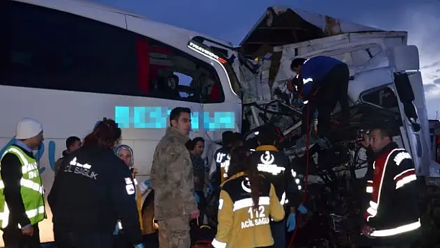 Yolcu otobüsü kamyona çarptı: 1 ölü, 40 yaralı