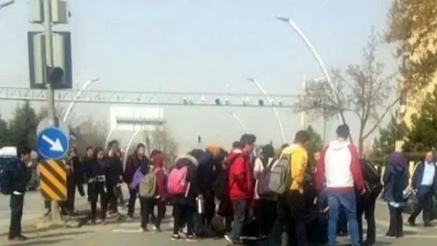 Yolun karşısına geçen öğrencilere otomobil çarptı
