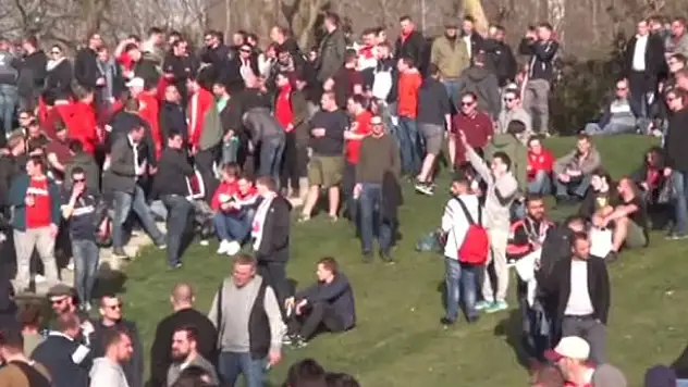 Yüzlerce Bayern Münih taraftarı Taksim'de toplandı