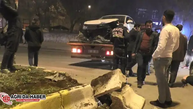 Ağrı'da Otomobil Refüje Çıktı