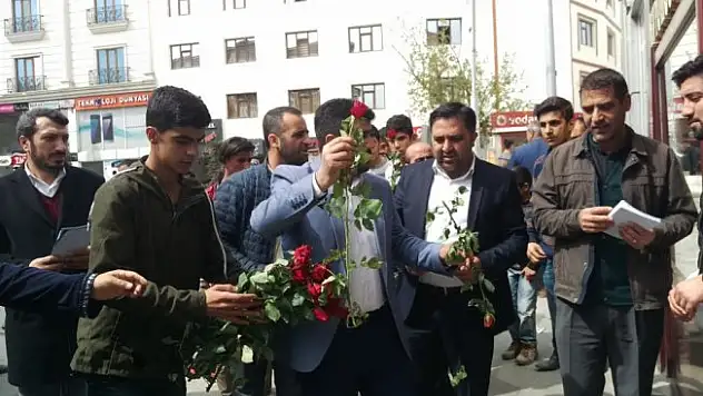 Ağrı Peygamber Sevdalıları Platformu Mevlid etkinliği öncesi Gül Dağıttı