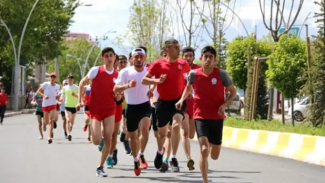 Ağrı'da Atletizm ve Tekerlekli Kayaklı Koşu Yarışması Yapıldı