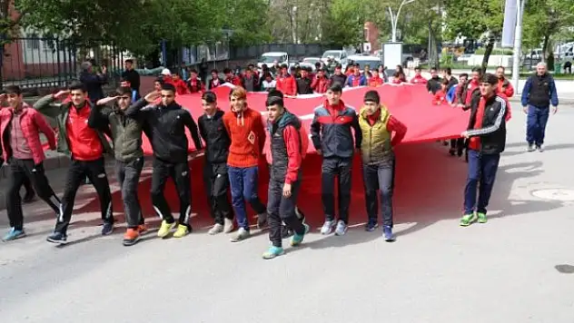 Ağrı'da Gençlik Haftası Dolayısıyla Gençlik Yürüyüşü Düzenlendi