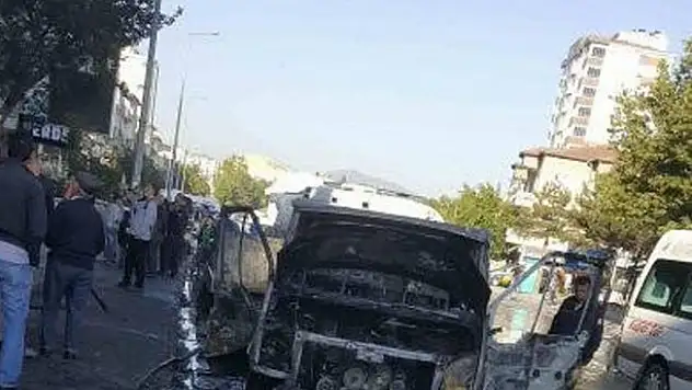 Alev topuna dönen aracı itfaiye ekipleri söndürdü