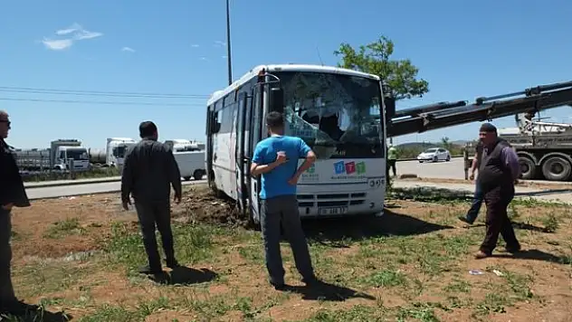 Balıkesir'de Otobüs'le Kamyon Çarpıştı 19 Yaralı Var