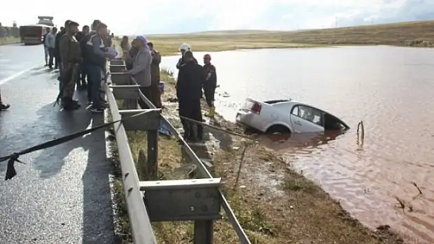 Çukura Otomobil Devrildi 5 Ölü 2 Yaralı