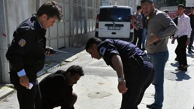 Eski eşinin sevgilisini sokak ortasında bıçakladı