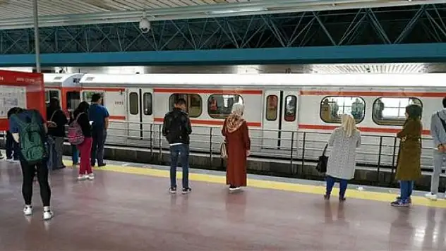 Metro'da Korkunç Olay Herkes Şaşdı Kaldı!