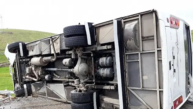 Midibüs devrildi: 22 yaralı