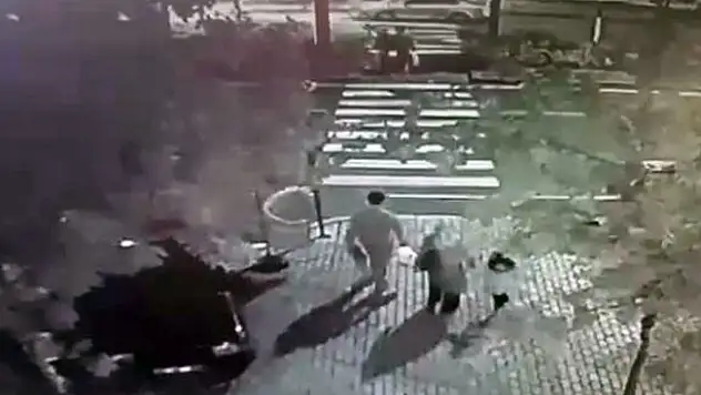 Otomobil anne ile kızına böyle çarptı