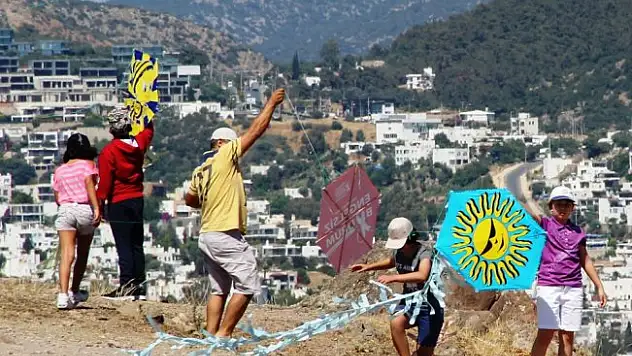 Rengarenk uçurtmalar gökyüzünü süsledi