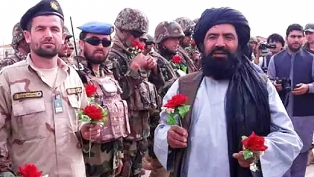 Afganistanlı Taliban Militanları Kabil'e Çiçekler Attı