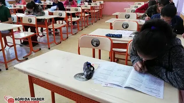 Ağrı'da Ödüllü Kitap Kurdu Okuma Yarışmasının Sınavı Yapıldı
