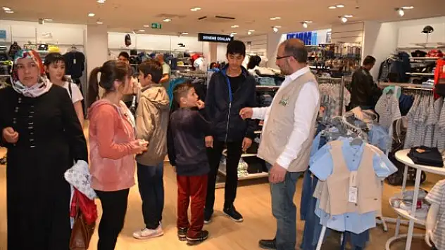 Ağrı İHH'dan 400 Yetime giysi yardımı