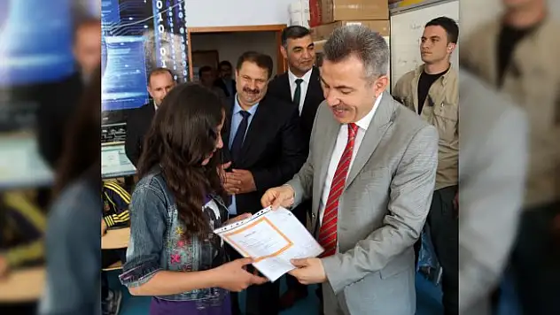 Ağrı Valisi Süleyman Elban Karne Alan Öğrencileri Ziyaret Etti