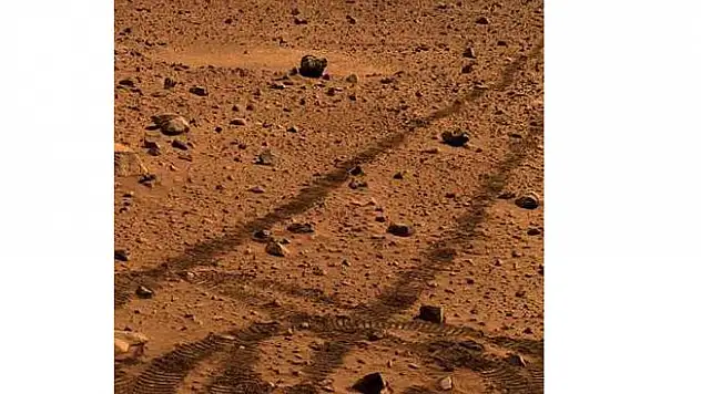 Bilim Adamları Açıkladı! Mars'ta Su Bulundu!