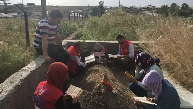 Gençlik Merkezi Mezarı Başında Leyla İçin Kur-an'ı Kerim Okudu