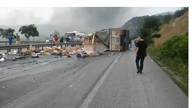 Balıkesir'de Kontrolden Çıkan Kamyon Alev Alev Yandı