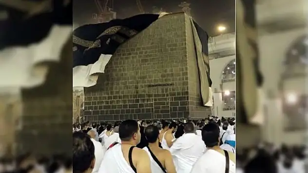 Mekke'de Çıkan Fırtına Kabe'nin Örtüsünü Açtı