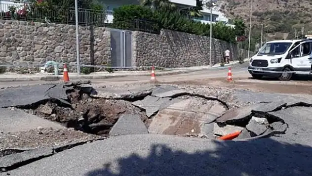 Muğla'da Yolda Patlama 5 Metrelik Çukur Oluştu