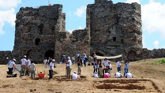 Yoros Kalesinde Tarihi Eser Çalındı