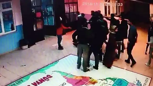 Öğretmene Kızdı Okulu Bastı!