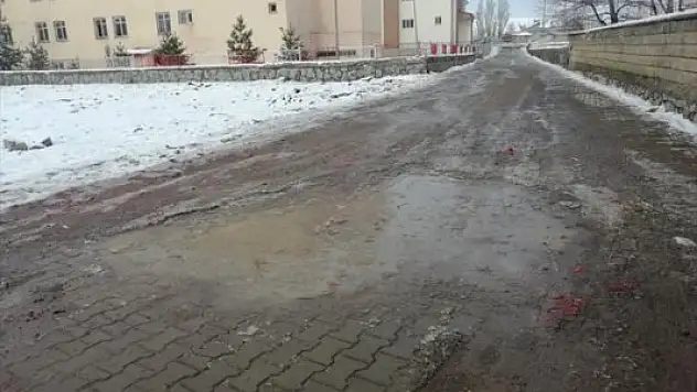 Ağrı Hamur'da Soğuk Hava Etkili Oluyor
