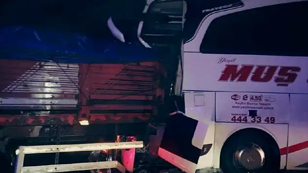 Bingöl'de Yolcu Otobüsü kaza yaptı! 9 Yaralı