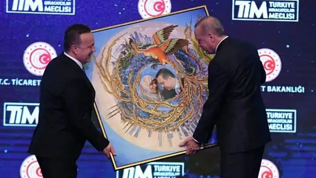 Erdoğan Tabloyu Direk Öptü