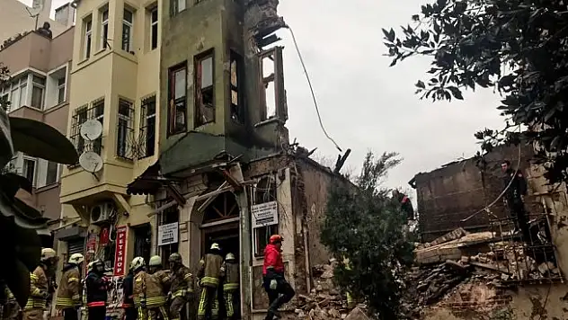 İstanbul Yedikule'de Bina Çöktü! 4 Yaralı!