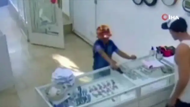 9 Yaşında Kuru Sıkı İle Hırsızlık!