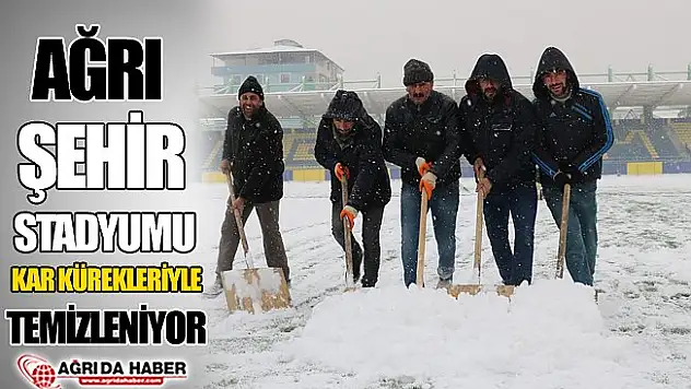 Ağrı Şehir Stadyumu Kar'ı Temizleniyor