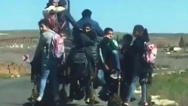 9 Çocuğunu'da Traktör İle Taşıdı!